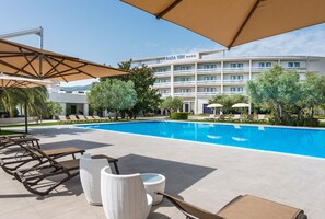 Piscina externa sazonal, funciona das 9h30 às 19h, guarda-sóis