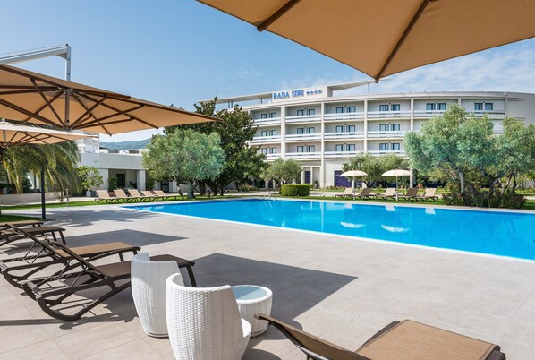 حمّام سباحة خارجي موسمي، مظلات على حمّام السباحة، مقاعد للتشمس