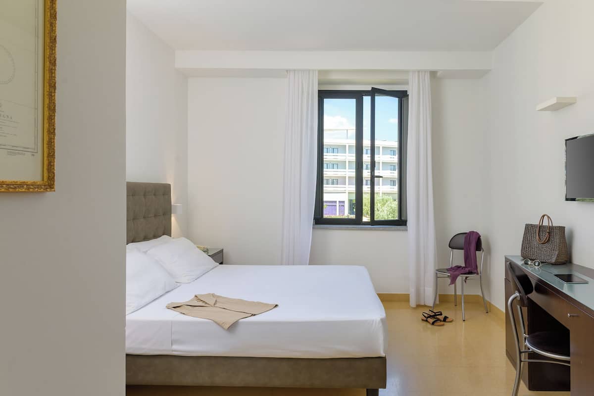 Suite | Minibar, in-room safe, desk, blackout drapes
