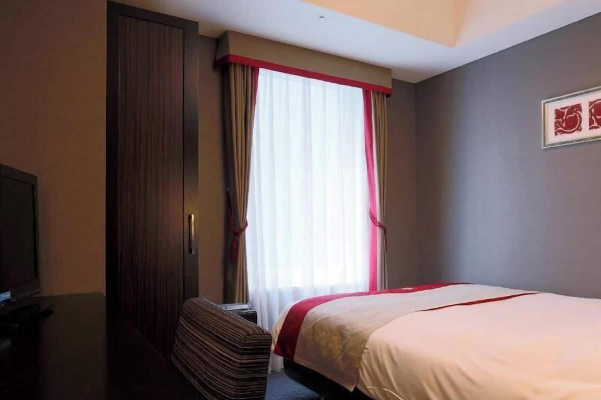 In-room safe, desk, iron/ironing board, free WiFi