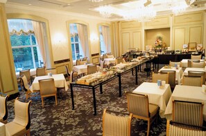 Daily buffet breakfast (JPY 3520 per person)