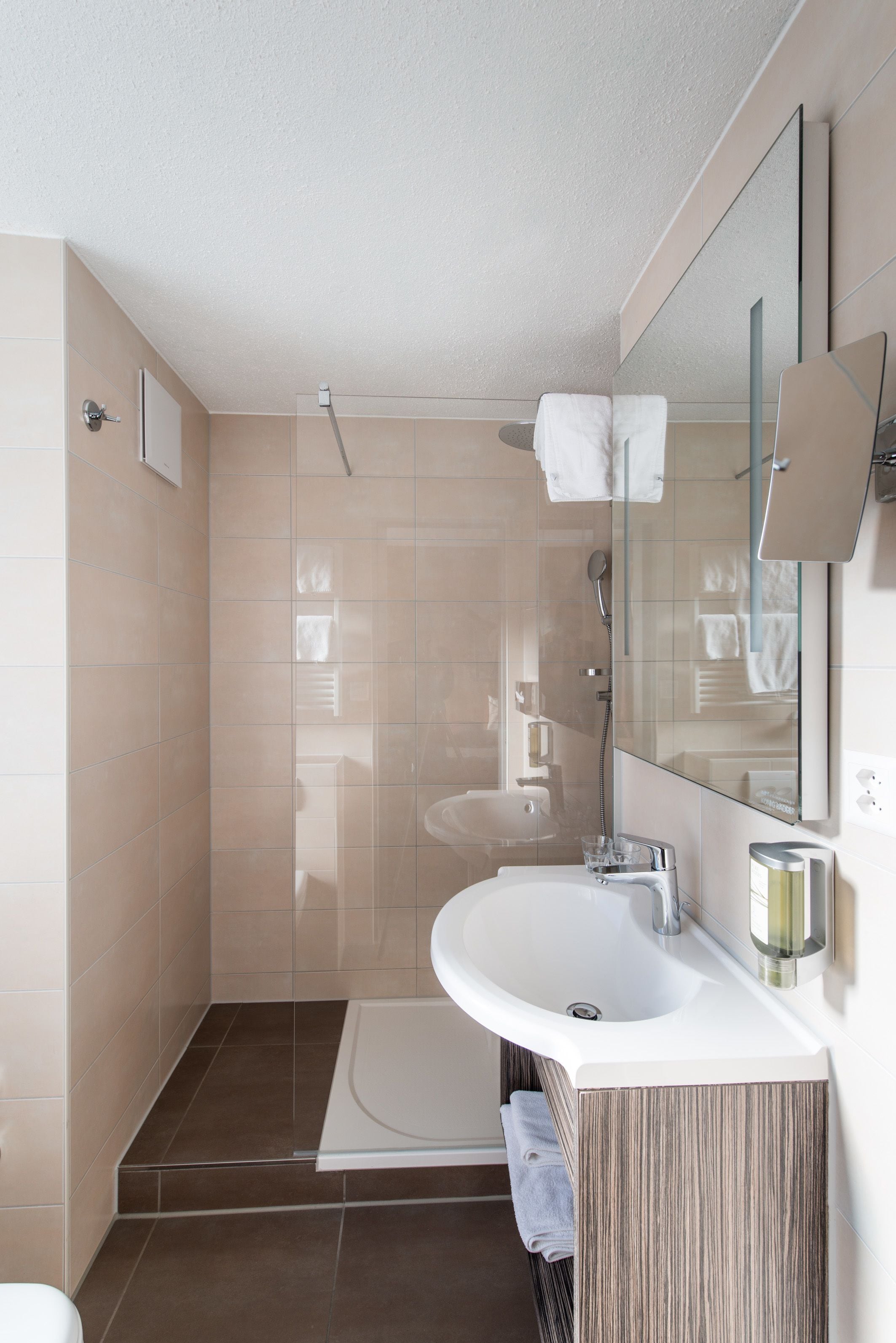 triple room | bathroom | free toiletries, hair dryer, towels