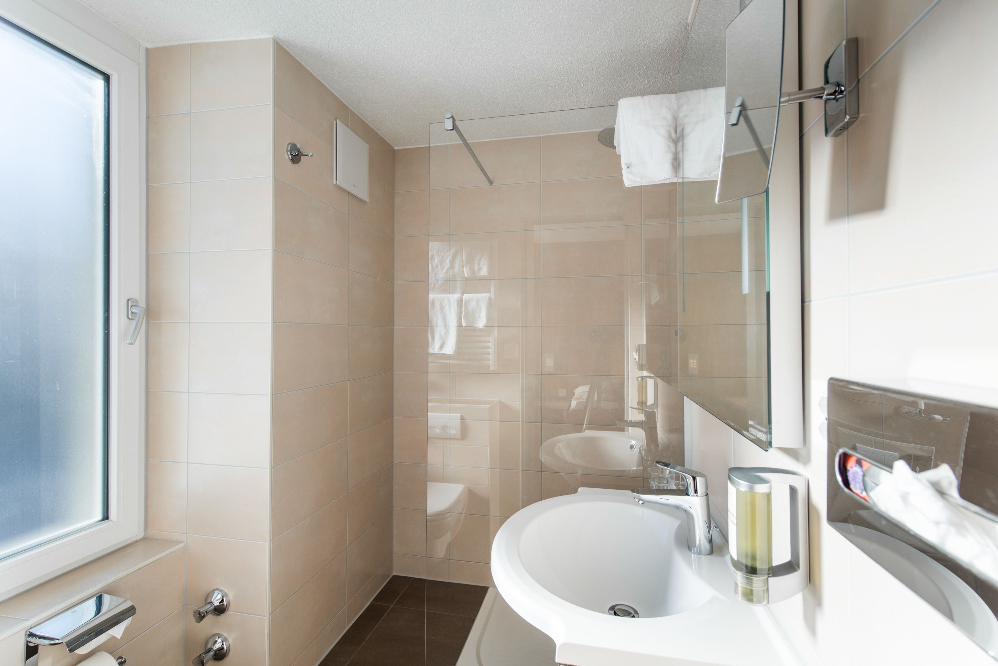 triple room | bathroom | free toiletries, hair dryer, towels