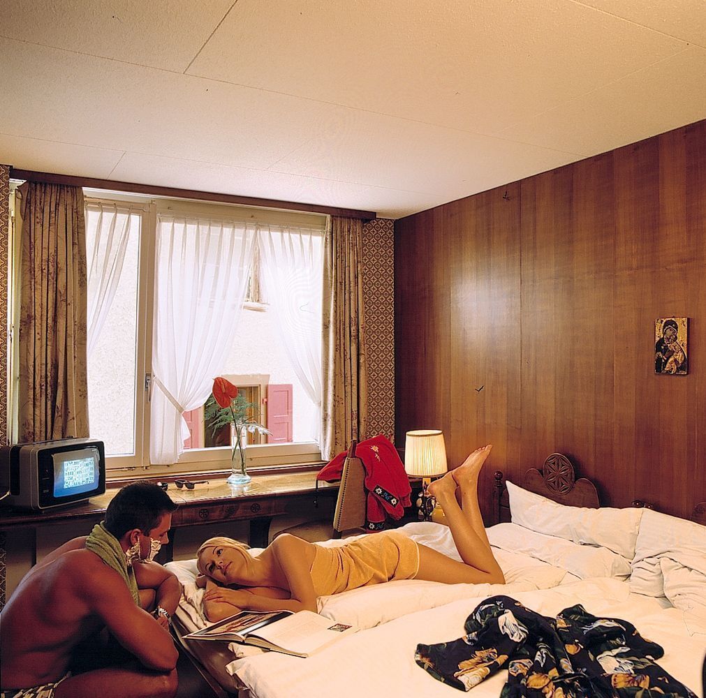 hypo-allergenic bedding, desk, free wifi, bed sheets