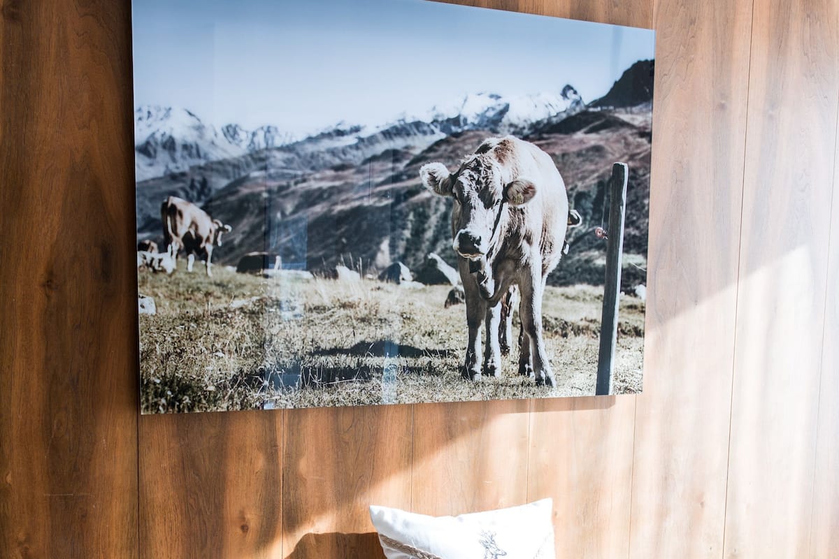 Hypo-allergenic bedding, desk, free WiFi, bed sheets