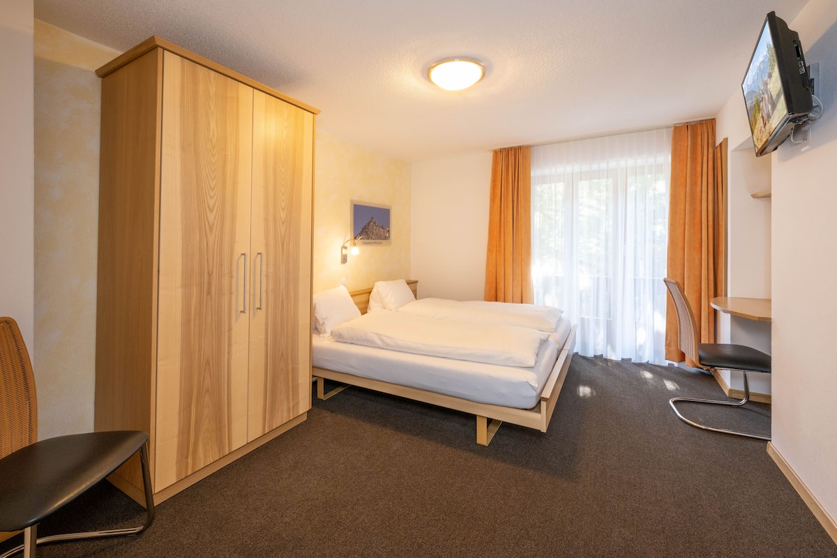 Habitación doble económica, vista a la montaña | Caja de seguridad en la habitación, wifi gratis y ropa de cama