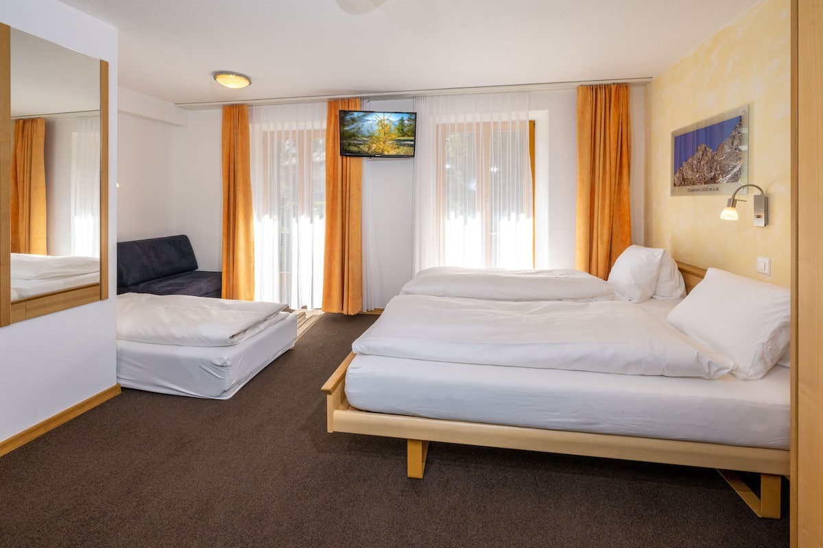 Habitación triple Confort, vista a la montaña | Caja de seguridad en la habitación, wifi gratis y ropa de cama