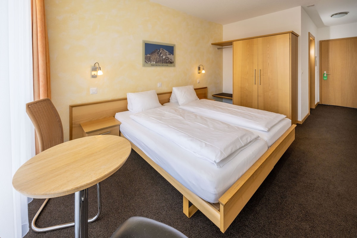 Chambre Double Supérieure, balcon, cÎté montagne | 1 chambre, coffres-forts dans les chambres, Wi-Fi gratuit, draps fournis