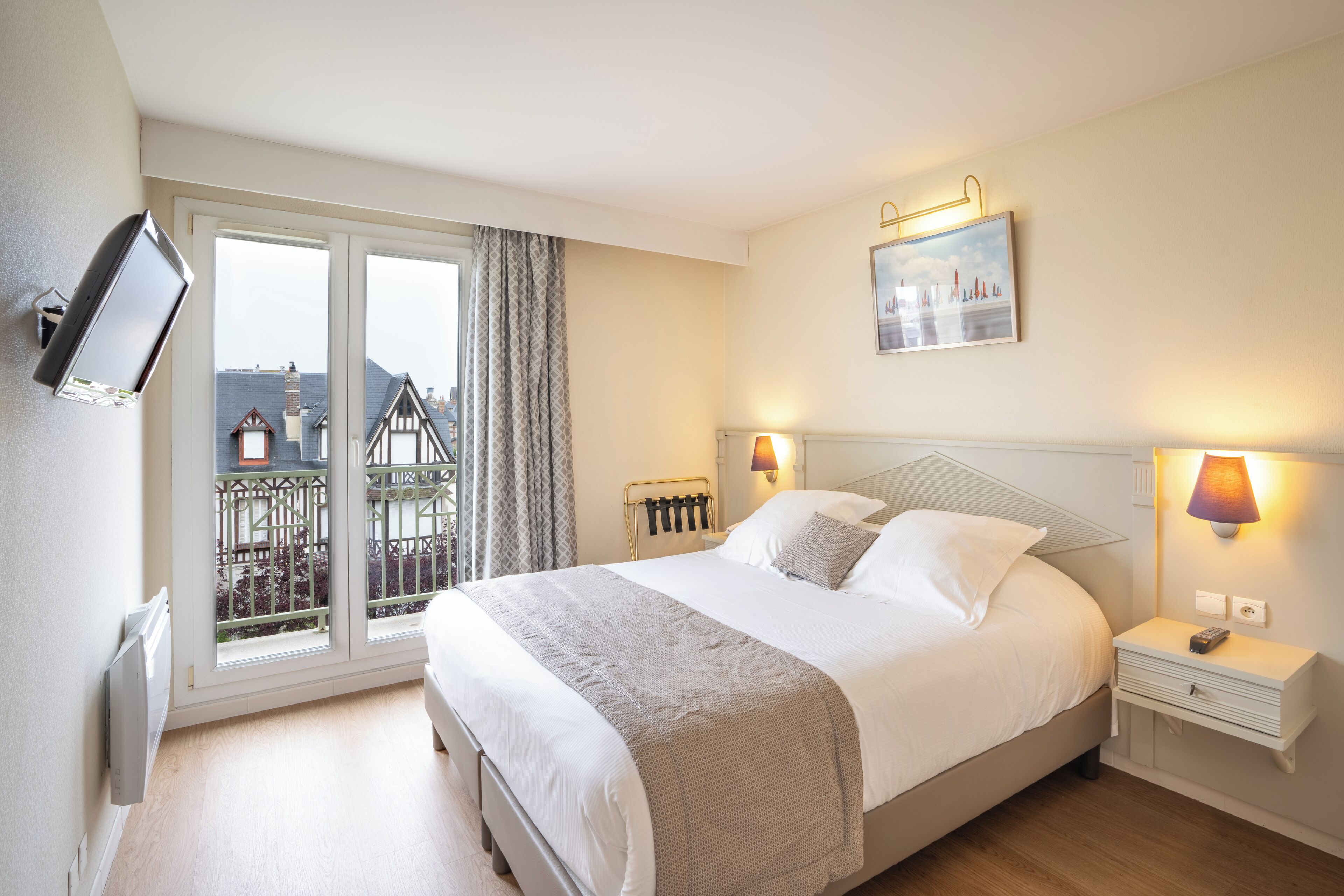 Desk, soundproofing, iron/ironing board, bed sheets