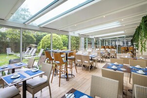 Desayuno buffet diario (EUR 18 por persona)