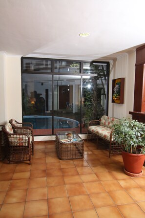Lobby sitting area - Hotel Las Palmas (Santa Cruz)