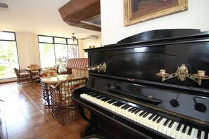 Lobby sitting area - Hotel Las Palmas (Santa Cruz)