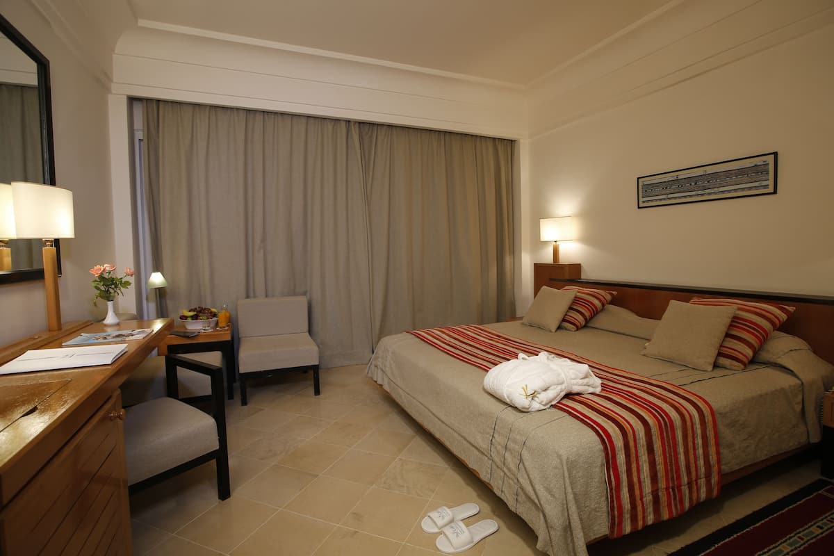 1 bedroom, premium bedding, minibar, in-room safe