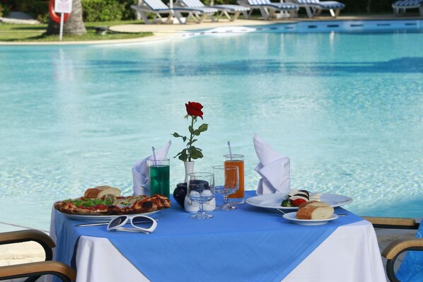 室内游泳池，室外游泳池