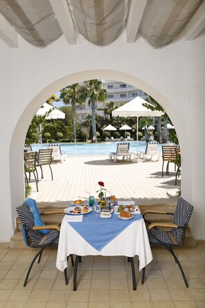 สระว่ายน้ำในร่ม, สระว่ายน้ำกลางแจ้ง