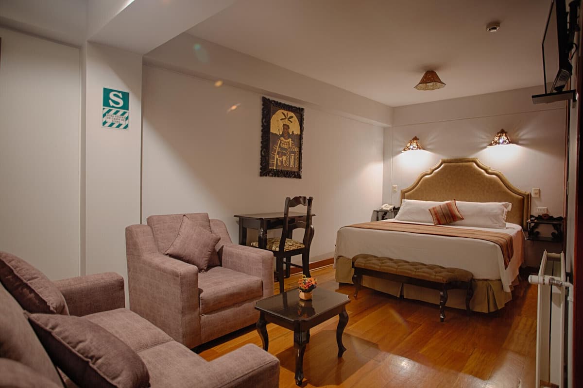 1 kamar tidur, minibar, brankas, dan meja kerja
