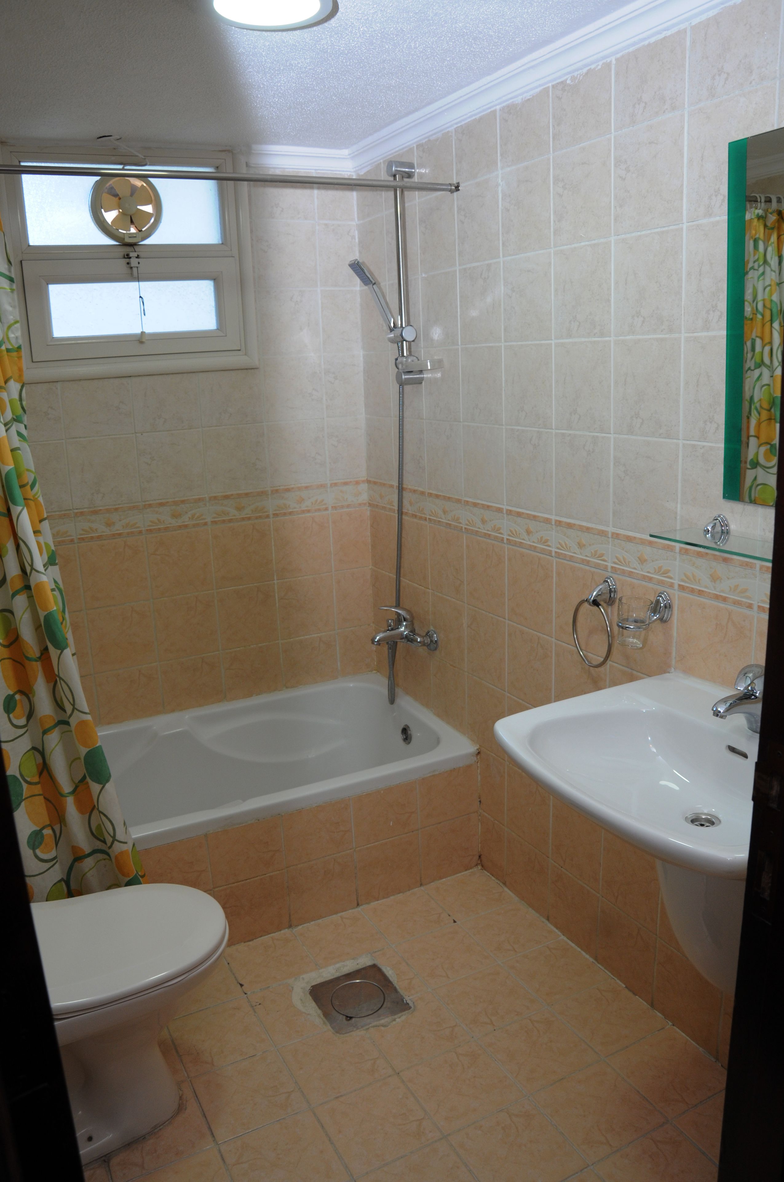 Une salle de bain avec une baignoire, un lavabo et des toilettes.