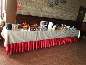 Se ofrece un desayuno bufé todos los días (por un coste adicional)