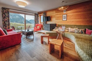 Deluxe Chalet, 1 Bedroom, Terrace, Mountain View | リビング エリア | 薄型テレビ