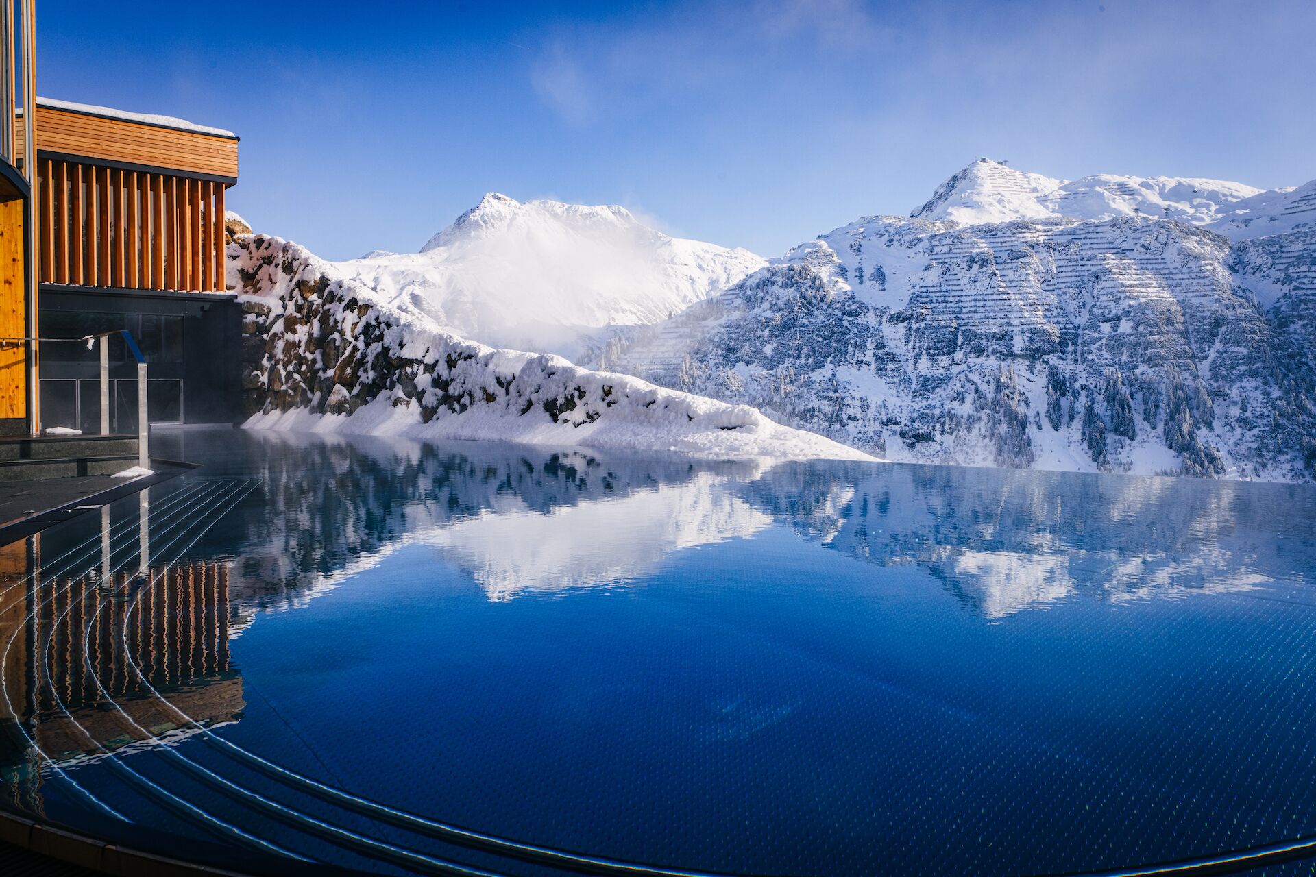 Innenpool, Außenpool, Sonnenschirme, Liegestühle