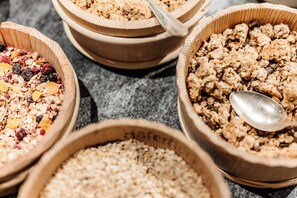 Four wooden bowls containing different types of granola. - Goldener Berg (Lech am Arlberg)