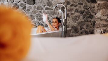 Sauna, höyrysauna, vartalohoitoja, aromaterapiaa, kuumakivihierontaa