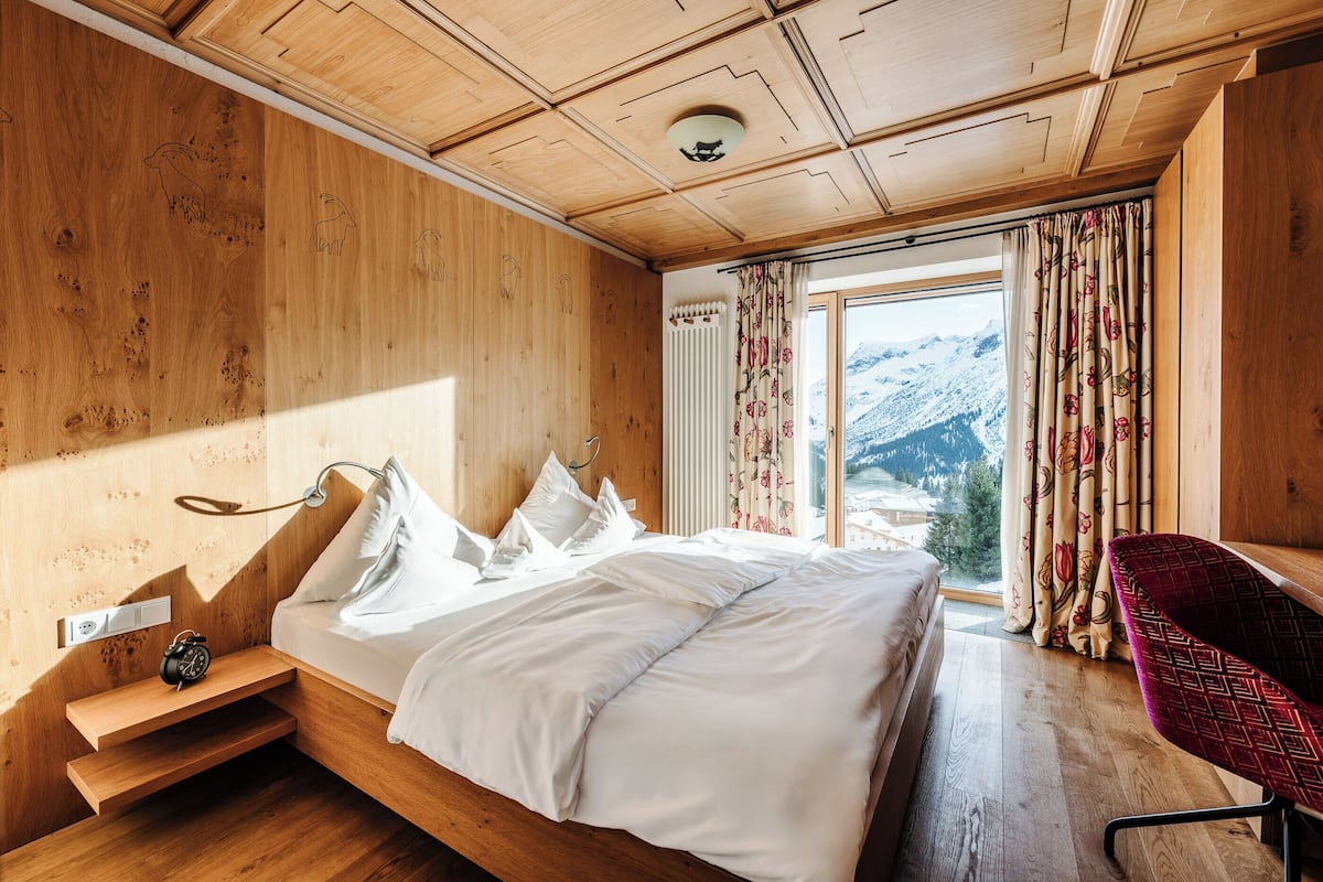 Suite, Mountain View | Hypo-allergenic bedding, down duvets, individually decorated