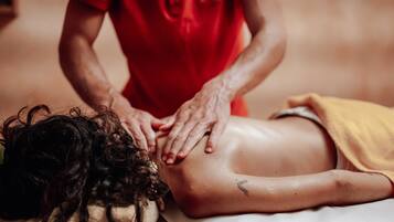 Eine Person erhält eine Massage.