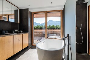 Suite, Mountain View | Bathroom | Free toiletries, hair dryer, bathrobes, towels - Goldener Berg (Lech am Arlberg)