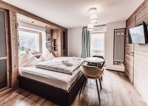 ダブルルーム マウンテンビュー マウンテンサイド | 低刺激性寝具 、羽毛の掛け布団、客室ごとに異なる装飾、客室ごとに異なるインテリア