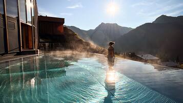 Innenpool, AuĂenpool, Sonnenschirme, LiegestĂŒhle