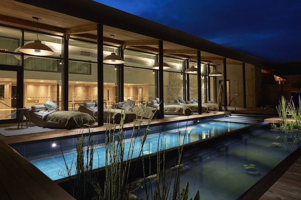 Kolam renang tertutup, kolam renang terbuka, kerusi lepak pantai