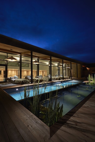 Una piscina techada, una piscina al aire libre