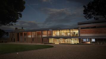 Fachada de la propiedad por la tarde o noche