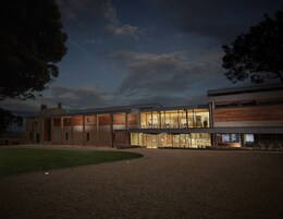 住宿正面 - 傍晚/夜晚