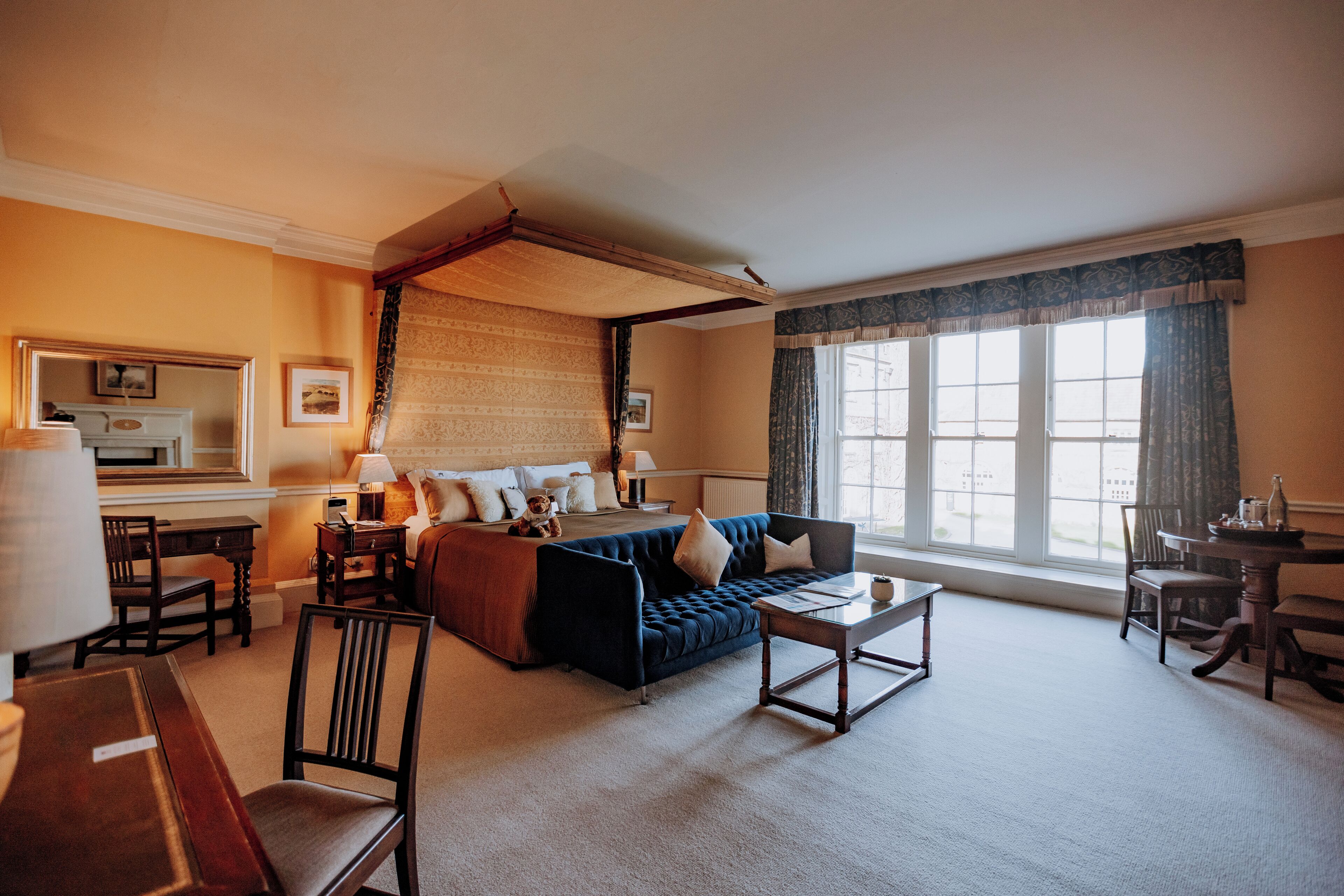 Dukes Room | 각각 다른 스타일의 인테리어, 각각 다르게 가구 비치, 노트북 작업 공간, 암막 커튼