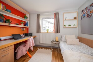 Single Room | Desk, laptop workspace, iron/ironing board, free WiFi - Queens University Belfast - Elms Village - Hostel (Belfast)