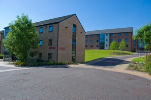 Front of property - Queens University Belfast - Elms Village - Hostel (Belfast)