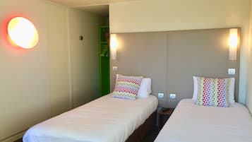 Standaard kamer, 2 eenpersoonsbedden | 1 slaapkamer, luxe beddengoed, een bureau, een laptopwerkplek