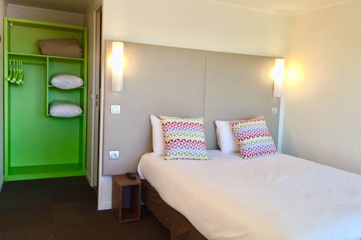 Habitación estándar, 1 cama matrimonial | 1 habitación, ropa de cama de alta calidad y escritorio 