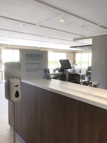 Recepción. Kyriad Direct Saint Dizier