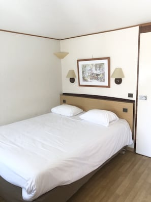 Roupas de cama premium, escrivaninha, cortinas blackout