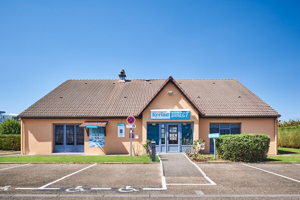 A building with a tiled roof, a blue entrance, and a sign reading "Kyria Direct". - Kyriad Direct Saint Dizier (Saint-Dizier)
