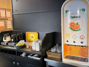 Petit déjeuner à emporter servi les week-ends (10.50 EUR par personne)