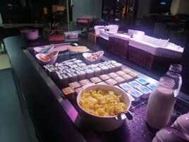 Un bufé con diversos alimentos y bebidas.