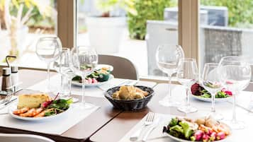 Petit-déjeuner et déjeuner servis sur place, restauration en plein air 