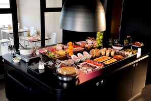Breakfast, lunch and dinner served  - Campanile Château Thierry (Chateau-Thierry)
