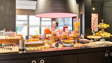 Se ofrece un desayuno bufé todos los días (13.90 EUR por persona)