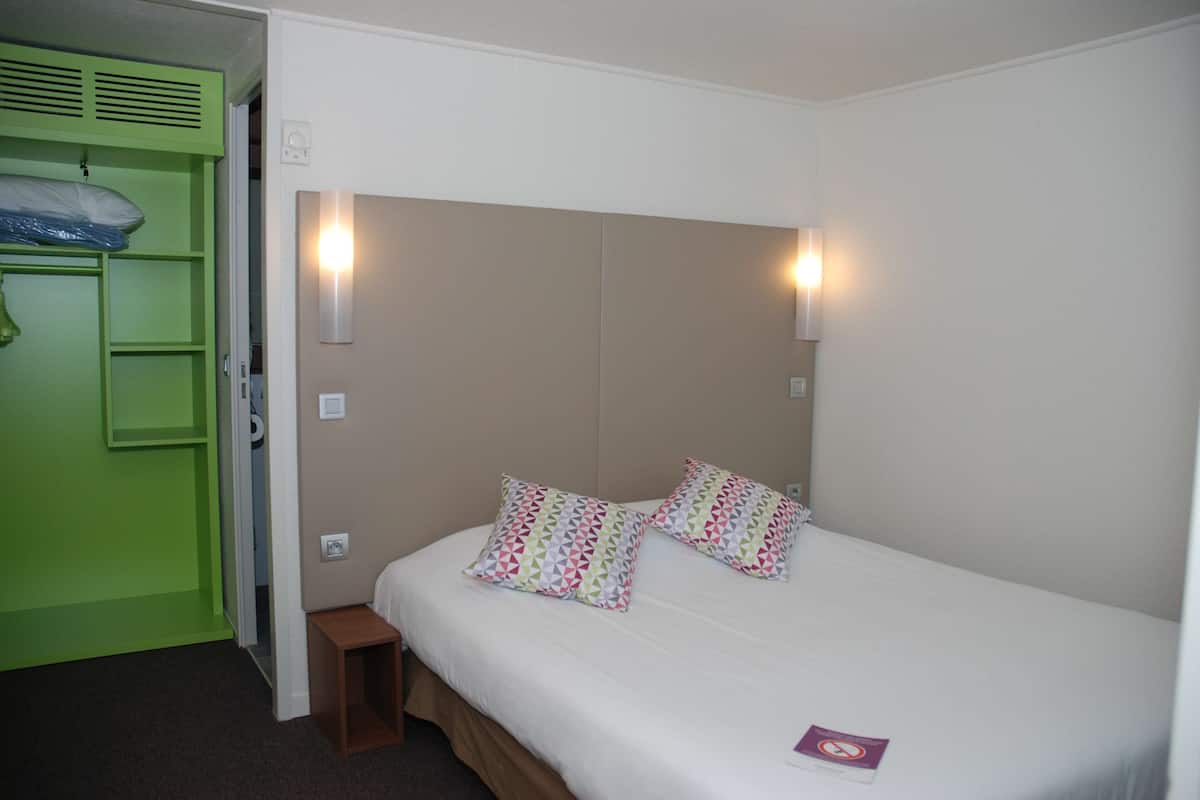 Standard Room, 1 Double Bed | Desk, soundproofing, free WiFi, bed sheets