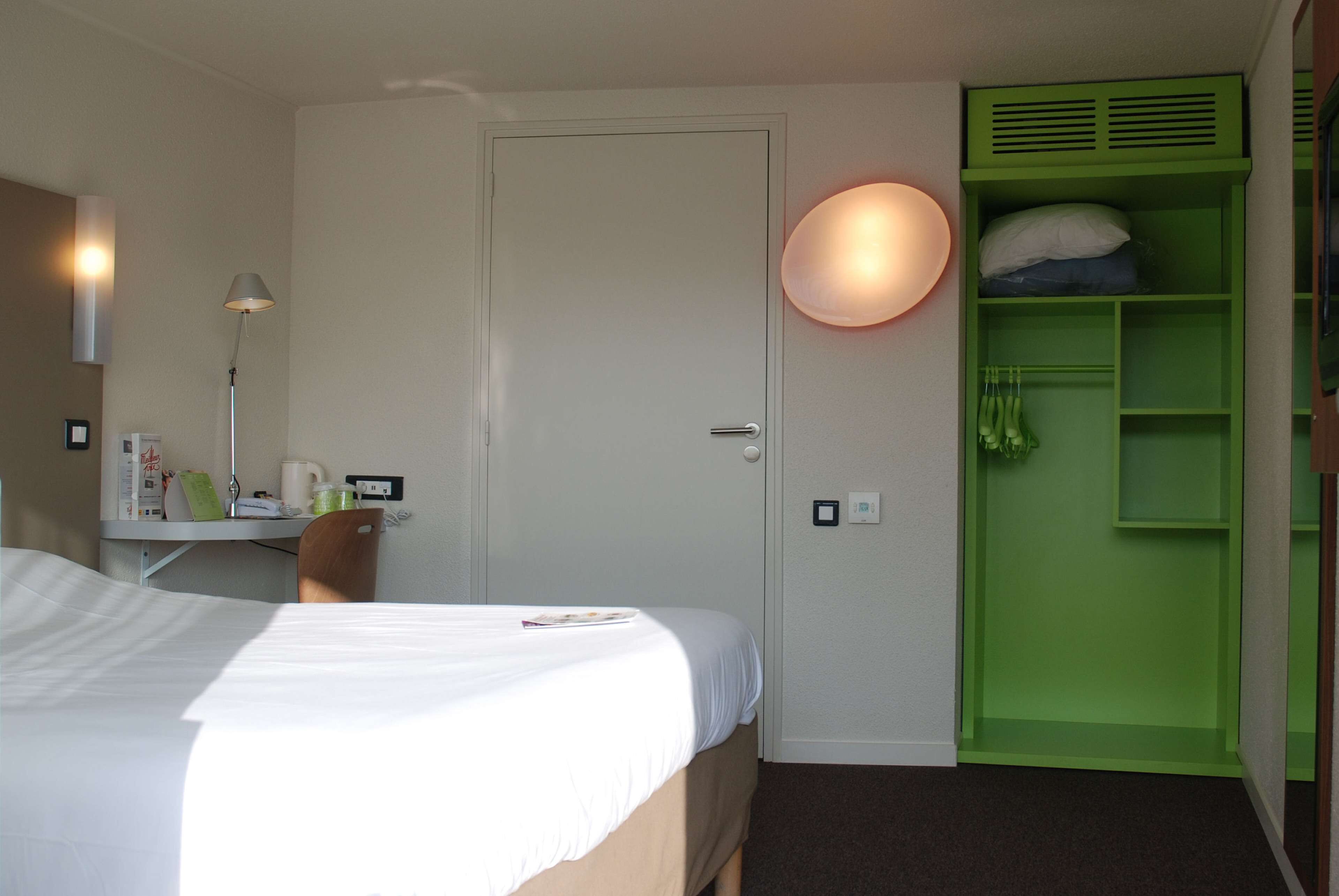 desk, soundproofing, free wifi, bed sheets